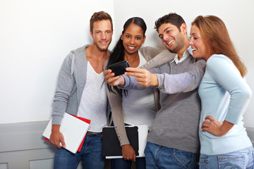 Studenten machen Gruppenfoto