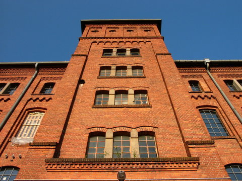 Fabrikfassade aus rotbraunem Backstein der Gründerzeit vor blauem Himmel im Sonnenschein in der Klassikstadt  in Frankfurt am Main Fechenheim in Hessen