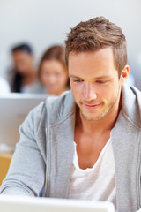 Student arbeitet an Laptop