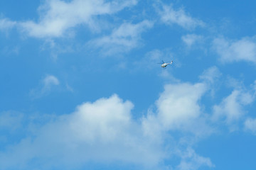 Helikopter w chmurach - obrazy, fototapety, plakaty