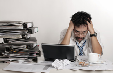 Ein Mann sitzt mit Stress im Büro