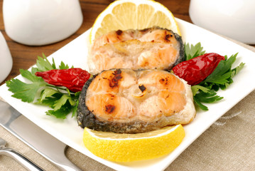 PIATTO CON TRANCIO DI SALMONE
