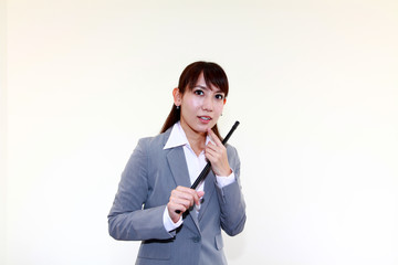 真剣な表情のビジネスウーマン