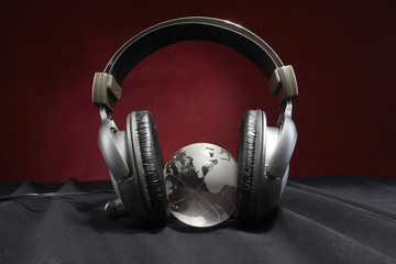 Obraz na płótnie Canvas glass globe and headphones