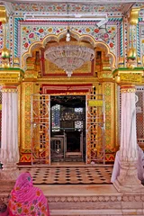Gordijnen Dargah Nizamuddin, New Delhi, fedeli © lamio