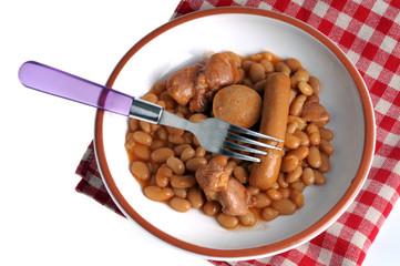 Une assiette de cassoulet maison
