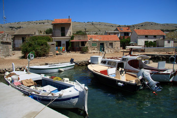 Fototapeta na wymiar piccolo villaggio sulle isole Kornati - Croazia