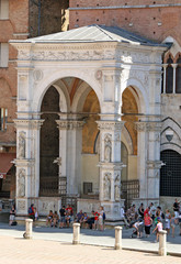 piazza del campo where he plays the famous palio di siena