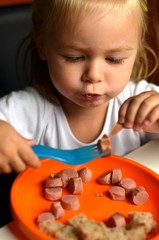 enfant mangeant saucisse