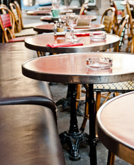Fototapeta na wymiar Widok ulicy tarasem Cafe ze stołami i krzesłami, Franc paris