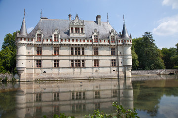 Fototapeta na wymiar Indre River w pobliżu zamku Azay, Francja