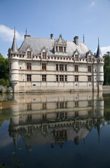 Fototapeta na wymiar Azay-Le-Rideau. Castillo sobre el río Indre