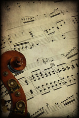 Riccio di contrabbasso su spartito musicale