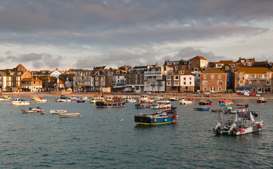 Obraz premium St Ives harbour in Cornwall at high tide