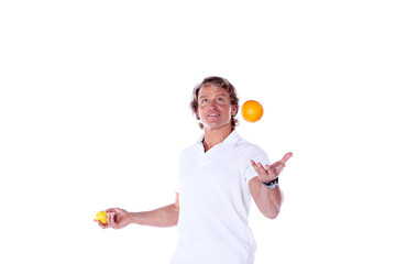 Mann jongliert Frucht porträt