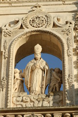 Fototapeta na wymiar Posąg na fasadzie bazyliki