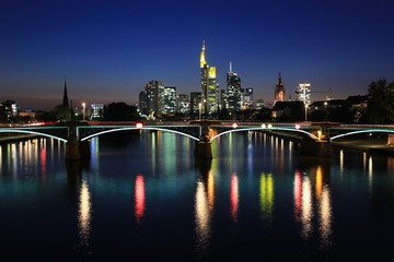 Obraz premium Frankfurt-Skyline bei Nacht
