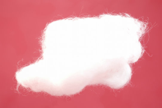 Watte auf rotem Hintergrund