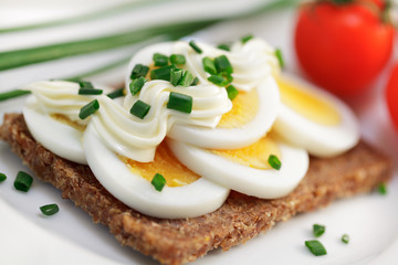 Vollkornbrot mit gekochtem Ei