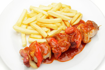 Fleischspieß, Paprikasoße mit Pommes frites