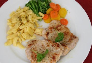 Kalbsmedaillons mit Gemüse
