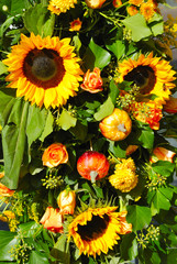 Herbstliche Dekoration mit Blumen und Kürbis