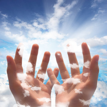 Mains tendues vers le ciel