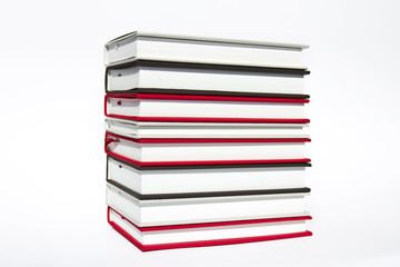 Pila di libri su fondo bianco