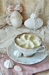 Osterfrühstück mit Cappuccino