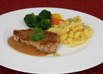 Kalbsmedaillons mit Gemüse und Spätzle