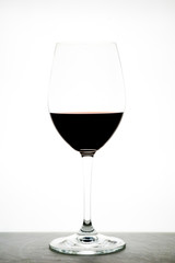 calice di vino so fondo bianco - vetro