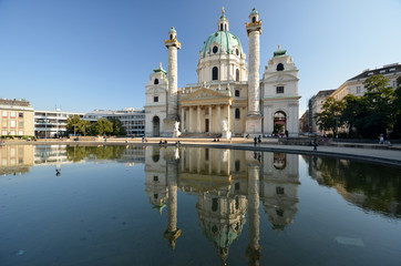 Les reflets de l'église Saint Charles à Vienne