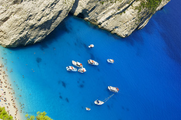 łodzie w zatoce wraku, grecka wyspa Zakynthos © GKor