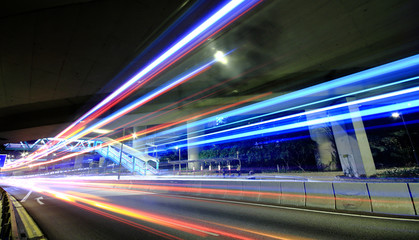 Fototapeta na wymiar Autostrada Megacity w nocy ze światłem szlaków