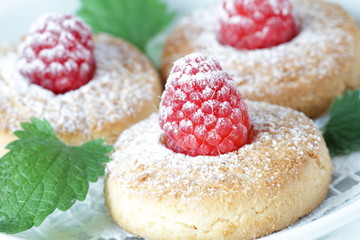 Cookies with raspberry and mint