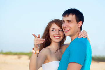 Fototapeta premium couple embracing on beach