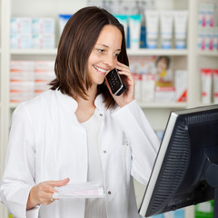 lächelnde apothekerin berät am telefon