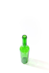 Zielona butelka po winie cała widok od góry