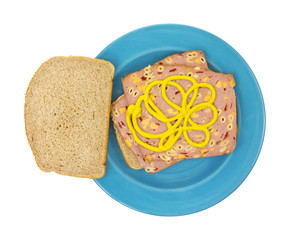 Macaroni cheese loaf sandwich with mustard