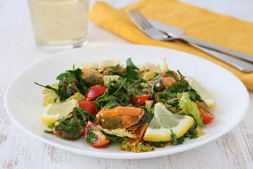 salad with mussels