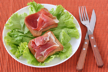 toasts with prosciutto