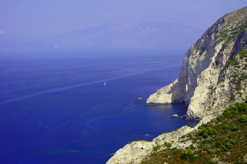 żaglówka na klifowym wybrzeżu, grecka wyspa Zakynthos