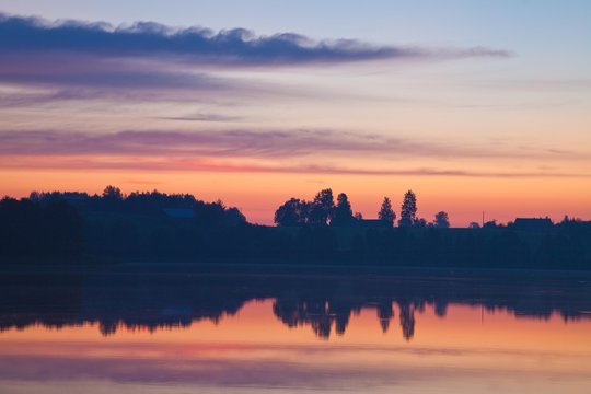 wschód słońca nad jeziorem