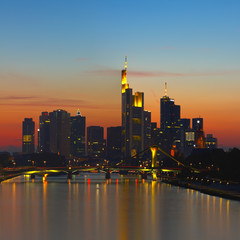 Fototapeta na wymiar Frankfurt Skyline i dzielnicy finansowej po zachodzie słońca