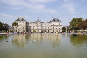 Fototapeta na wymiar Bassin du jardin du Luxembourg à Paris