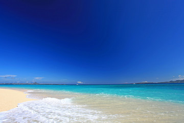 水納島の澄んだ海と紺碧の空