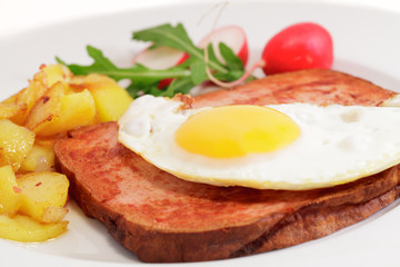 Bayerischer Leberkäs mit Spiegelei, Bratkartoffeln