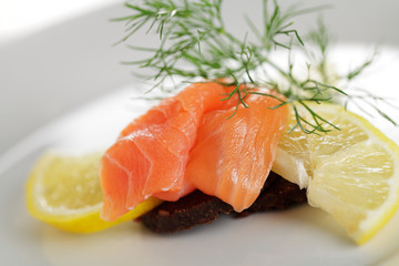 Räucherlachs auf Zitrone