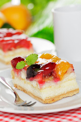 Obst- und Erdbeerkuchen