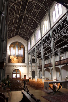 Nef de l'église Notre-Dame-du-Travail à Paris